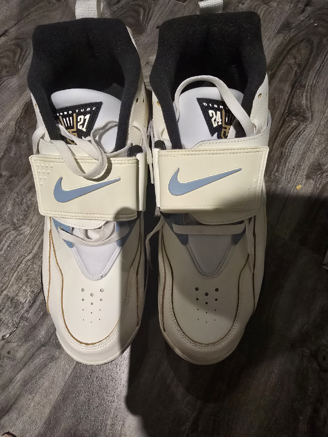 Nike Diamond Turf 24 Sneakers