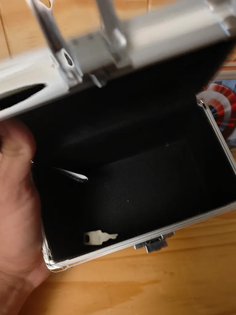 small Vaultz Avengers  Captain America lock box with (2) key image indicator(6)