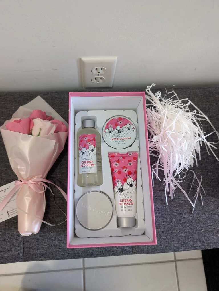 Body & Earth Cherry Blossom Bath Gift Set image indicator(3)