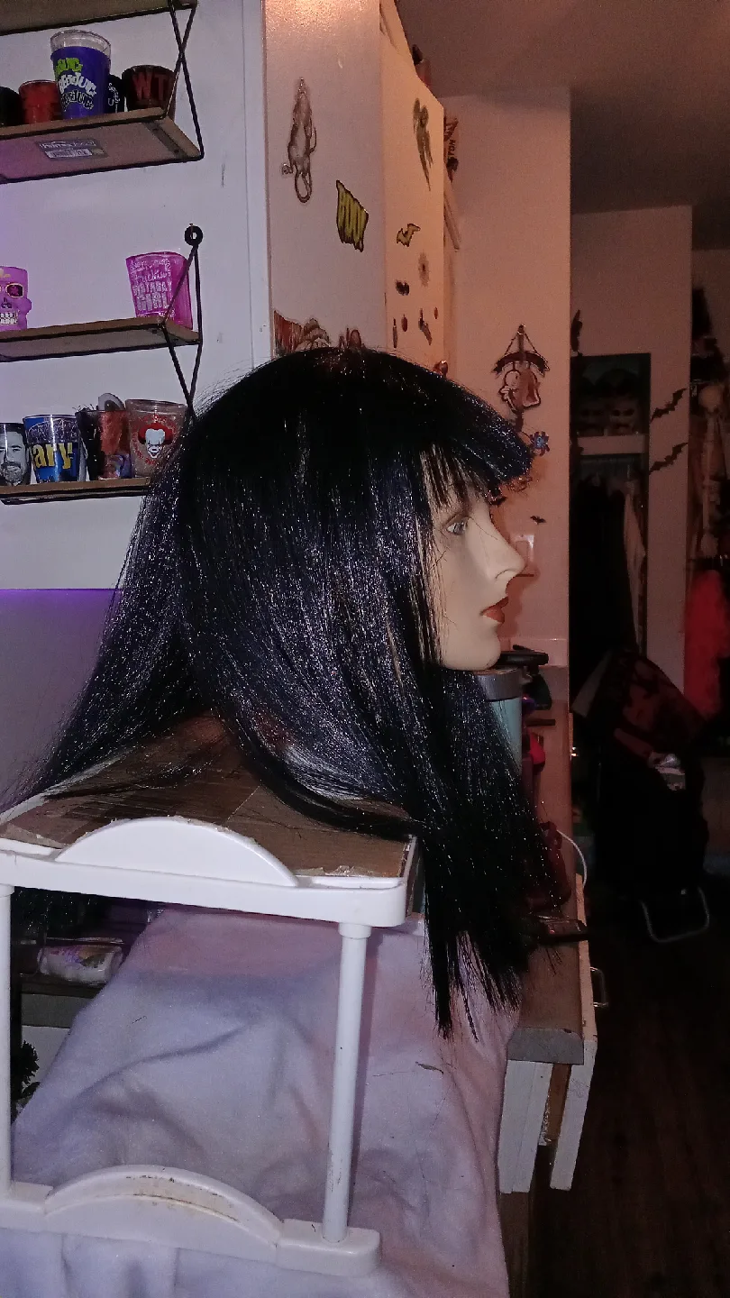Black wig with bangs image indicator(2)