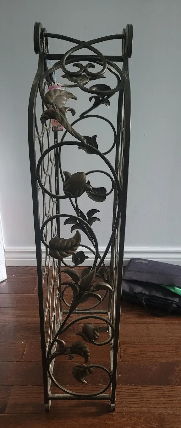 Metal Wine Rack with Floral Design image indicator(2)