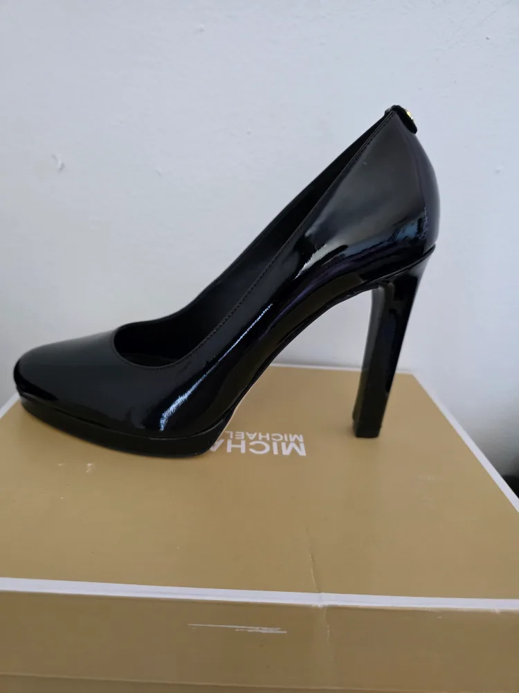 Michael Kors Black Patent Leather Heels image indicator(3)