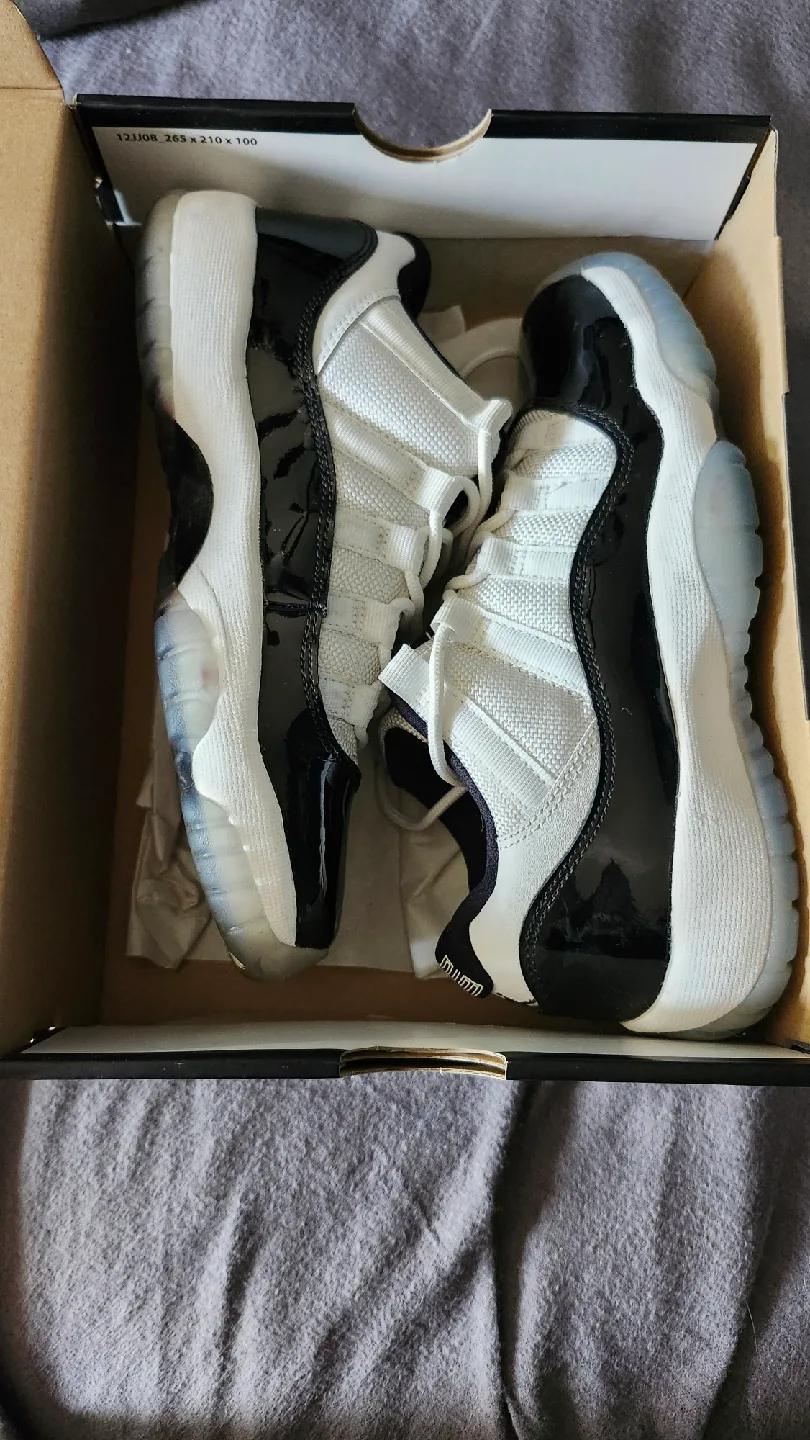 Air Jordan 11 Retro Low BG - Size 4.5Y image indicator(2)