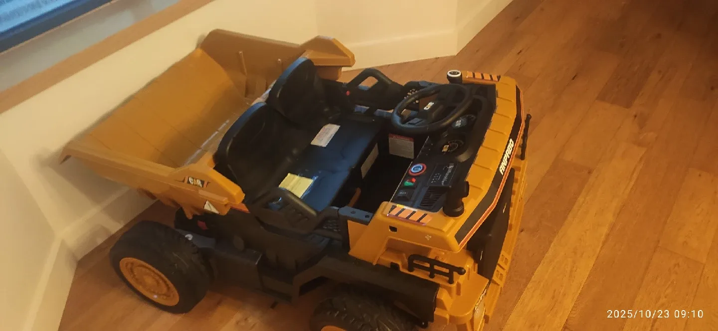 CAT Ride-On Dump Truck - Yellow image indicator(9)