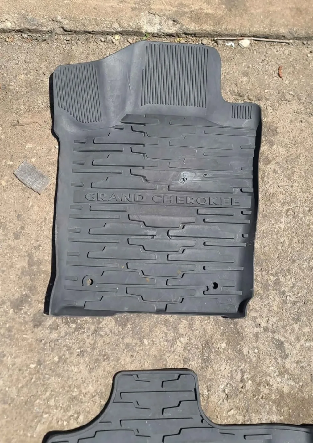 Full Set of OEM Rubber Mats for Jeep Grand Cherokee image indicator(2)