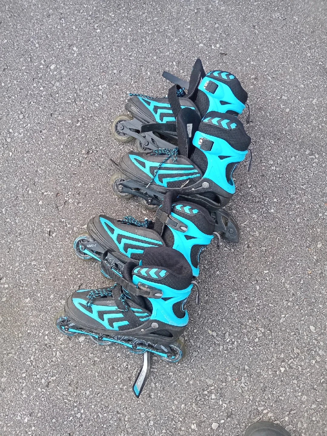 Black and Blue Rollerblades image indicator(2)