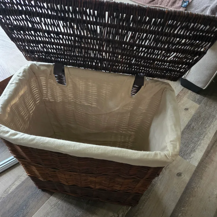 Wicker Laundry Hamper with Lid image indicator(2)