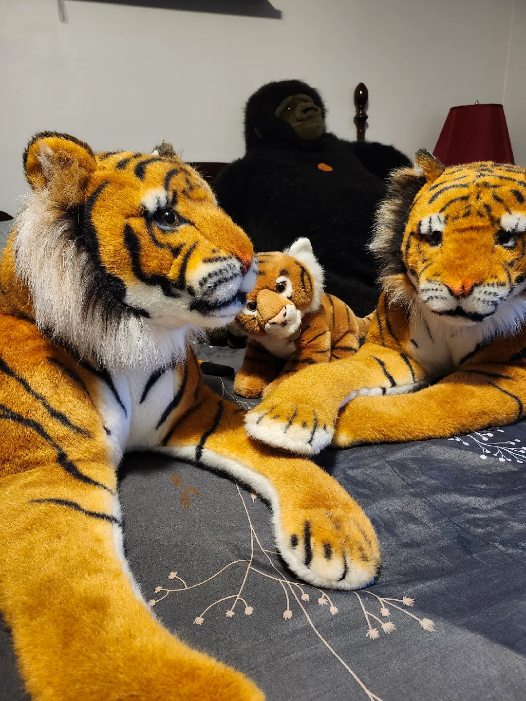 Stuffed Gorilla and Tiger Plush Toys image indicator(3)