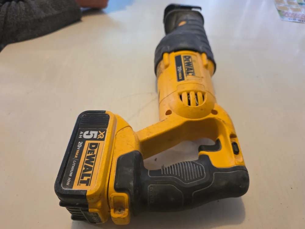 DeWalt DCS380 Variable Speed Reciprocating Saw image indicator(3)