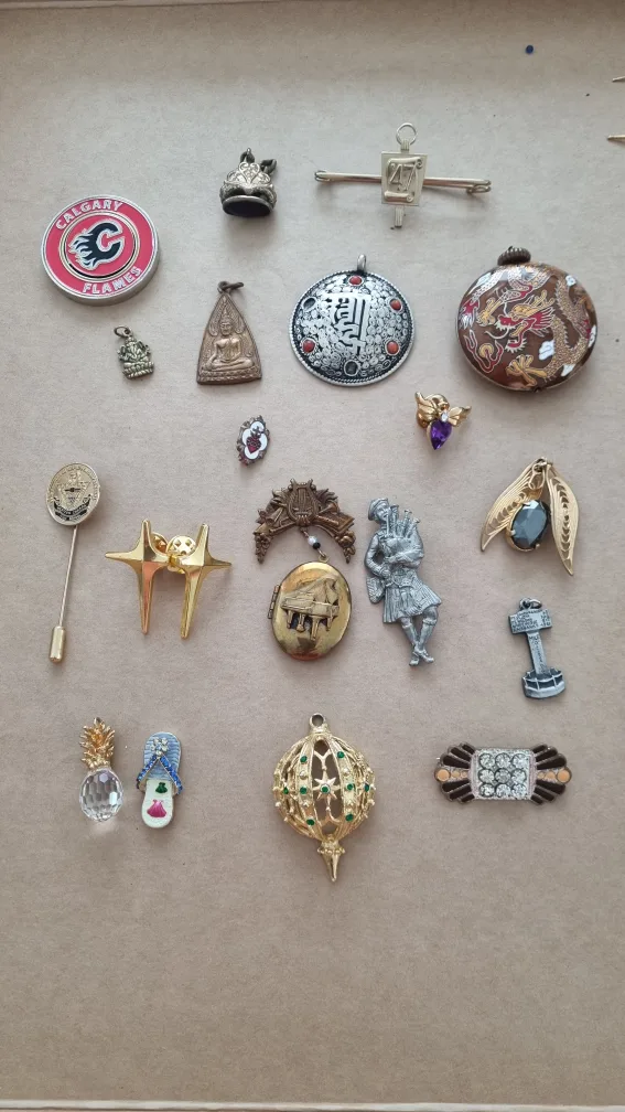 Lot of pins, brooches and unique pendants thumbnail