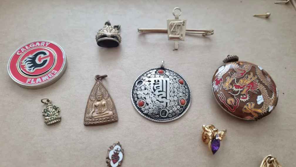 Lot of pins, brooches and unique pendants image indicator(2)