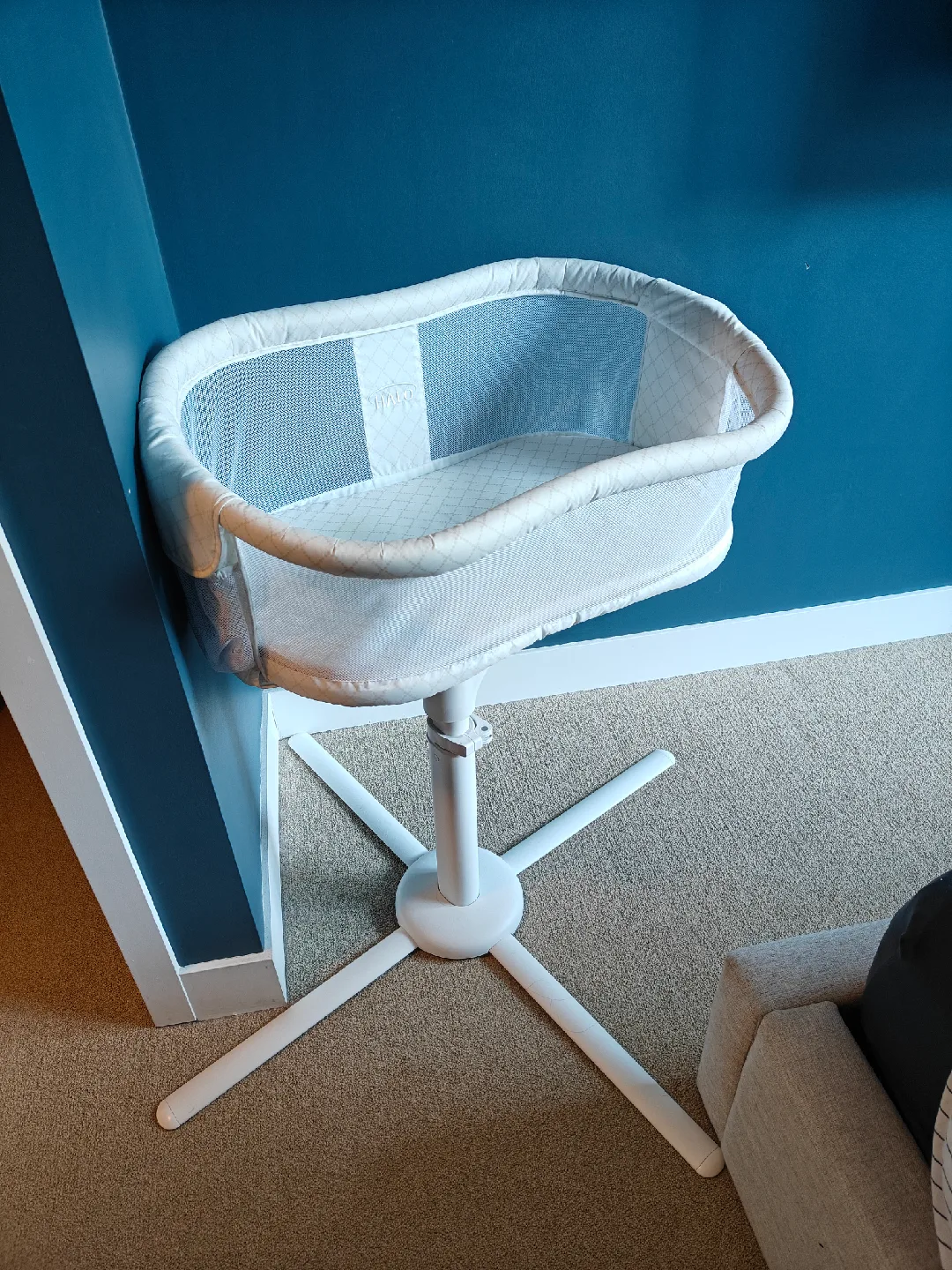 Halo BassiNest Swivel Sleeper Baby Bassinet image indicator(5)