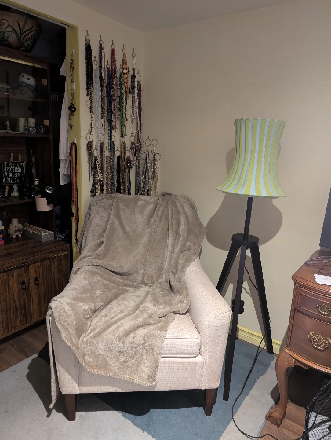 Retro Tripod Floor Lamp – Cat in the Hat Lamp image indicator(2)