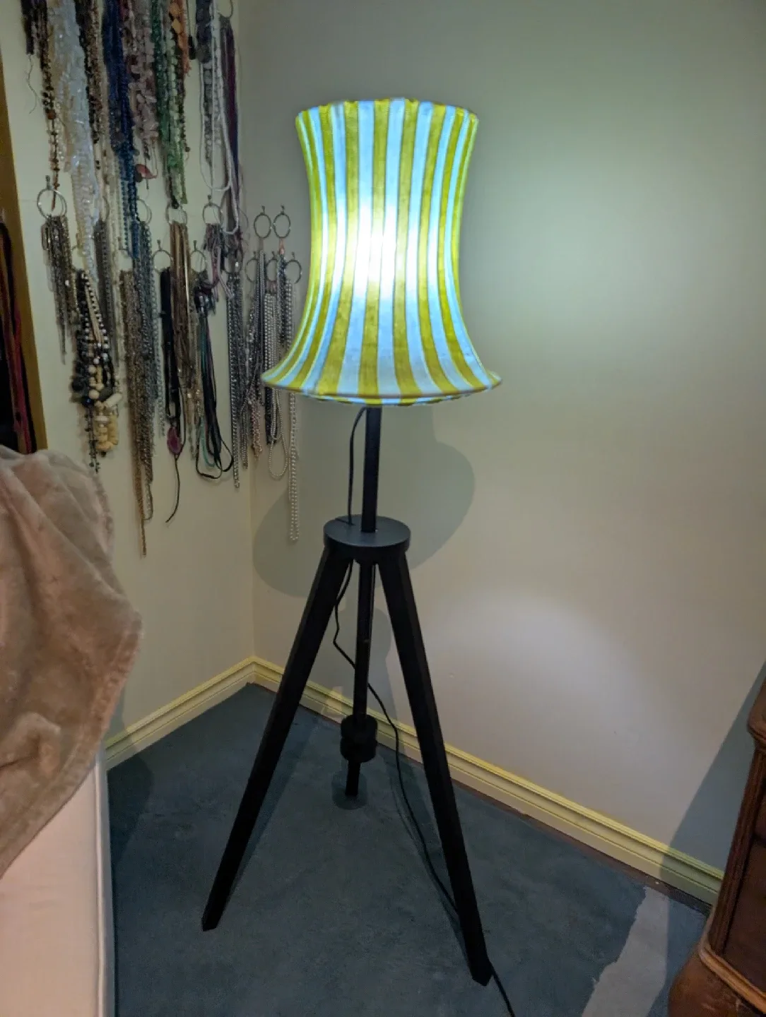 Retro Tripod Floor Lamp – Cat in the Hat Lamp image indicator(3)