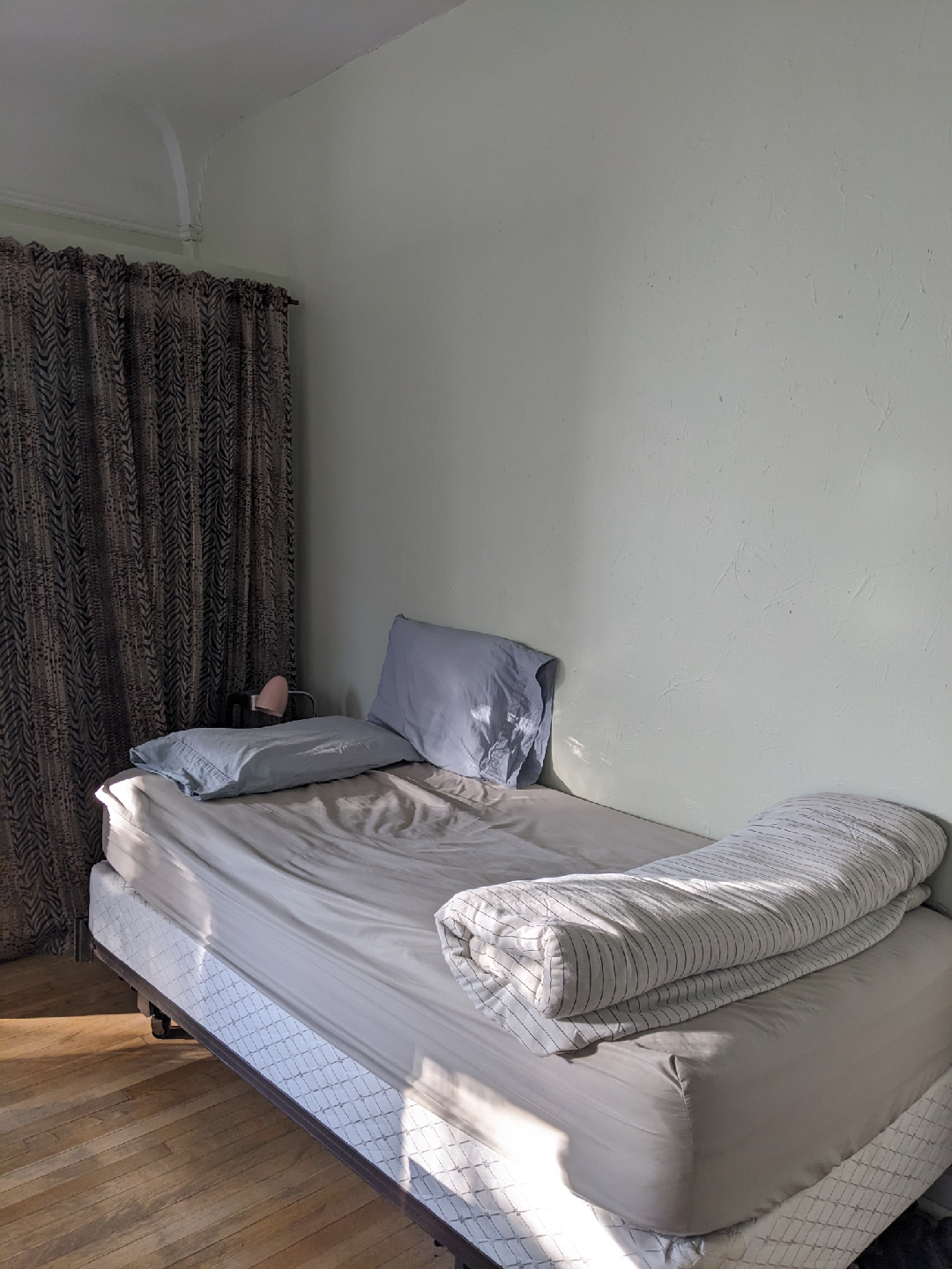 Private Room in the Heart of Annex (Post grad student only) - photo 5