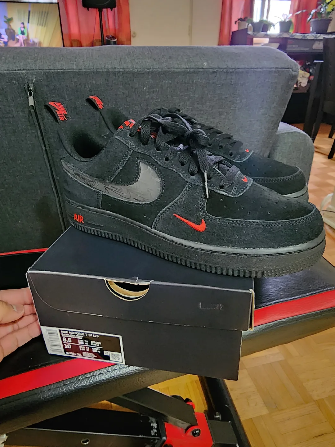 Nike Air Force 1 '07 LV8 Black/Red Size 8.5 image indicator(2)