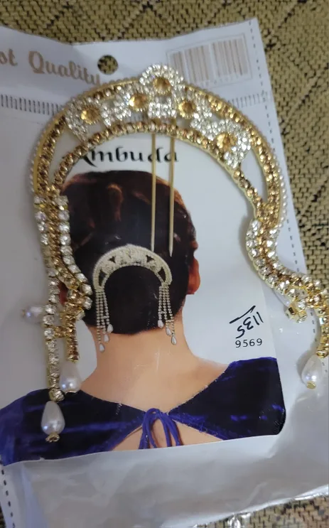 Hair accessories, earrings, and bangles image indicator(2)