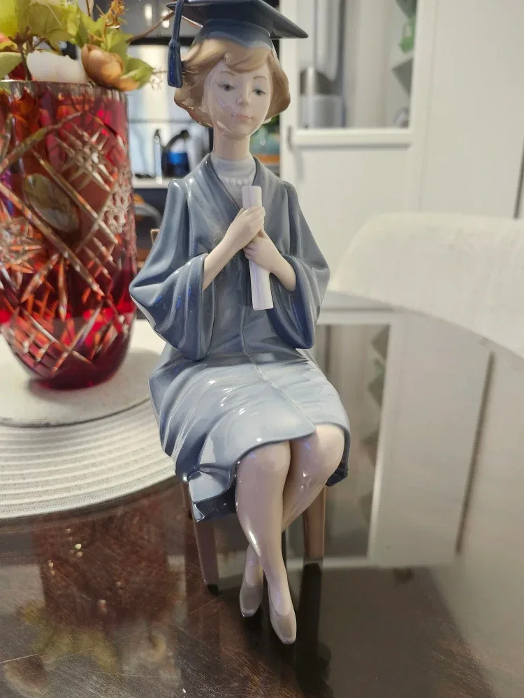 LLADRO FIGURINE GRADUATE GIRLON CHAIR image indicator(5)
