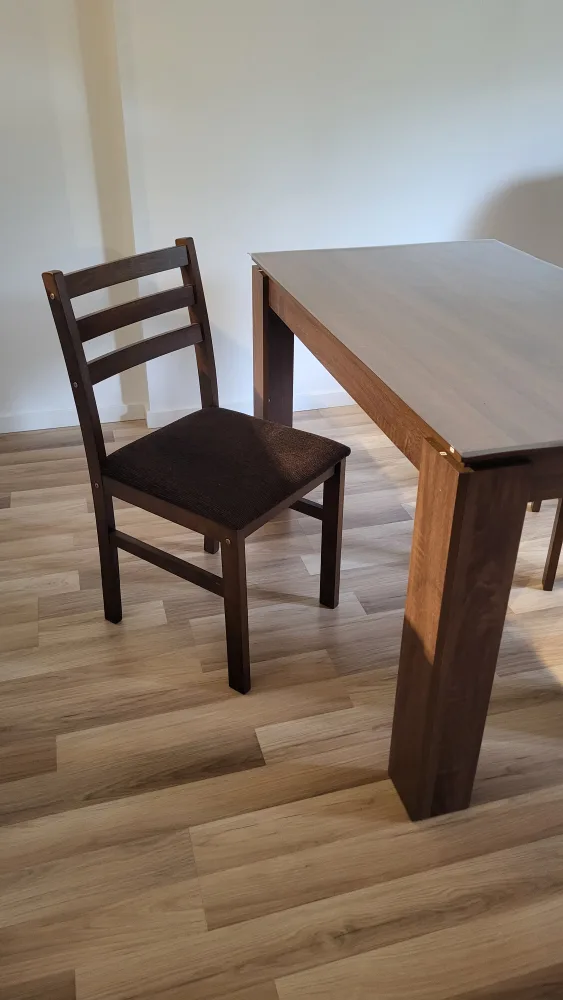 Dinning table and chairs image indicator(3)