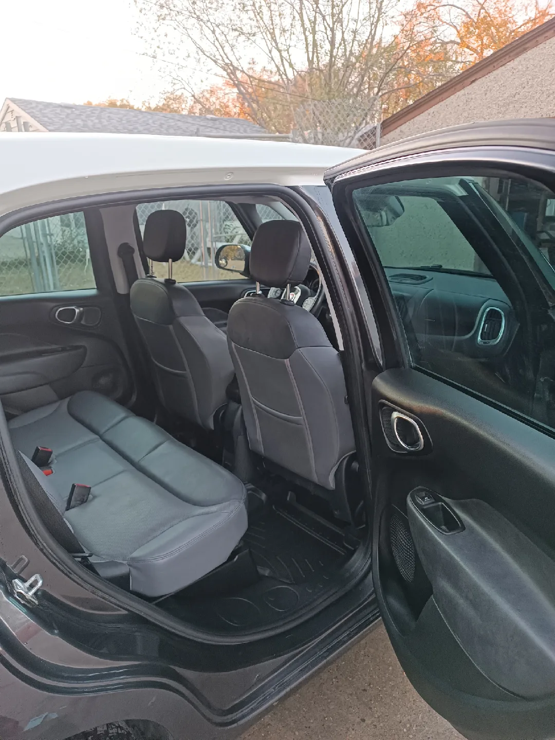 Fiat 500L (lounge) fully loaded with every option image indicator(5)