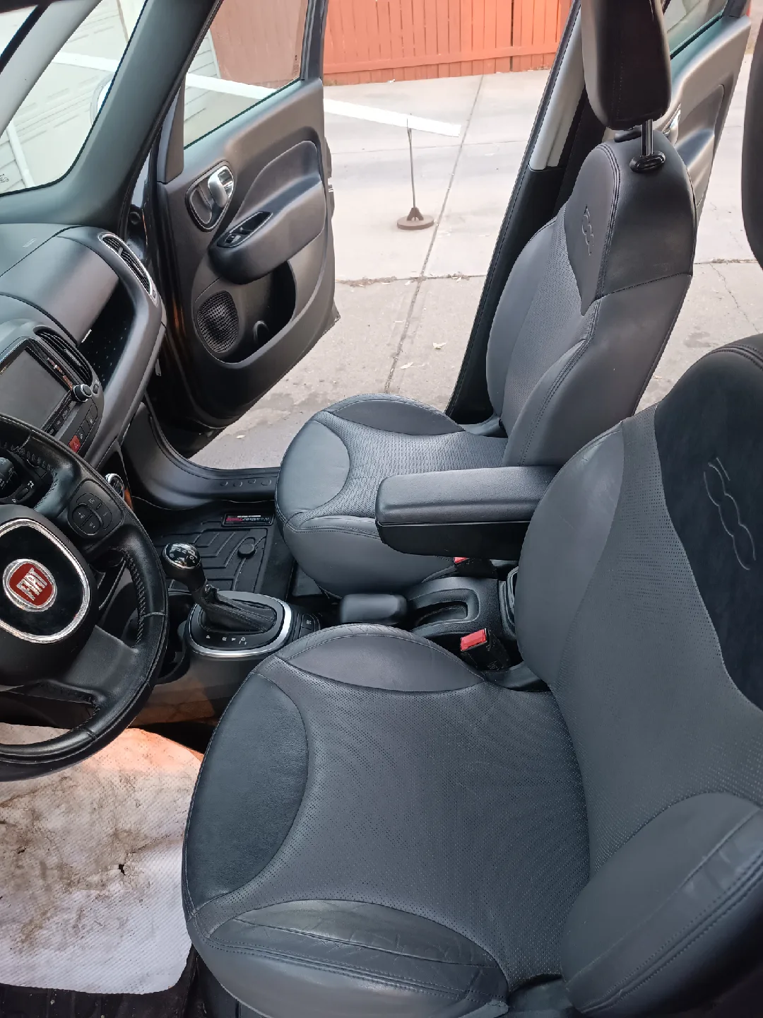 Fiat 500L (lounge) fully loaded with every option image indicator(8)