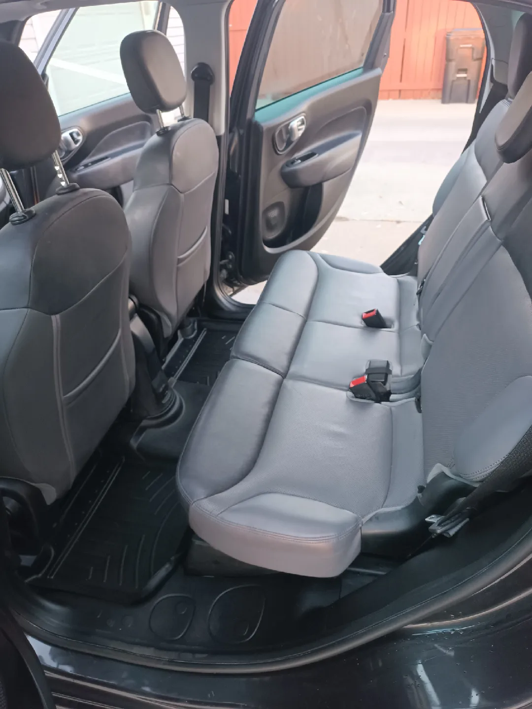 Fiat 500L (lounge) fully loaded with every option image indicator(9)