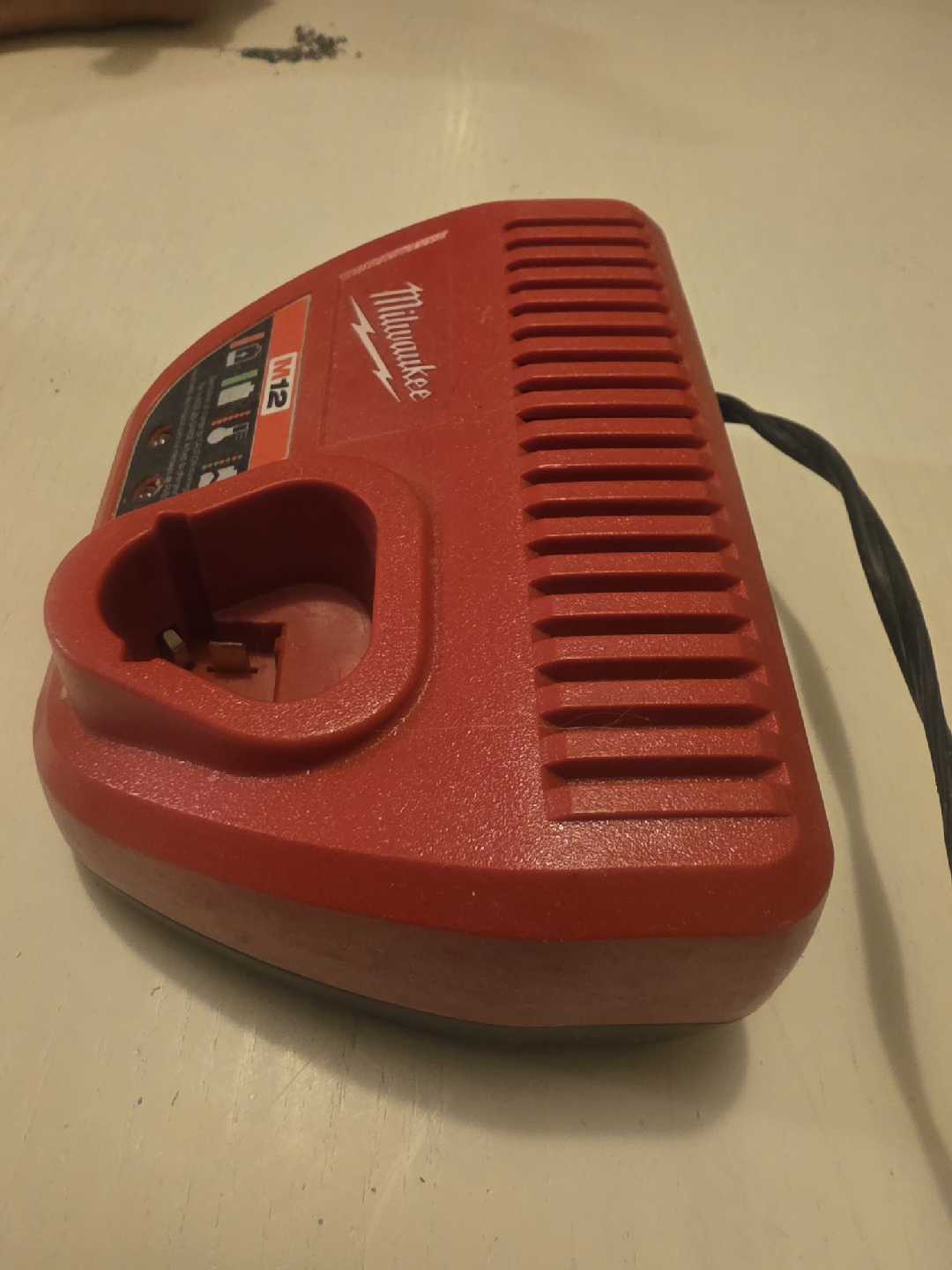 Milwaukee M12 Battery Charger - photo 2
