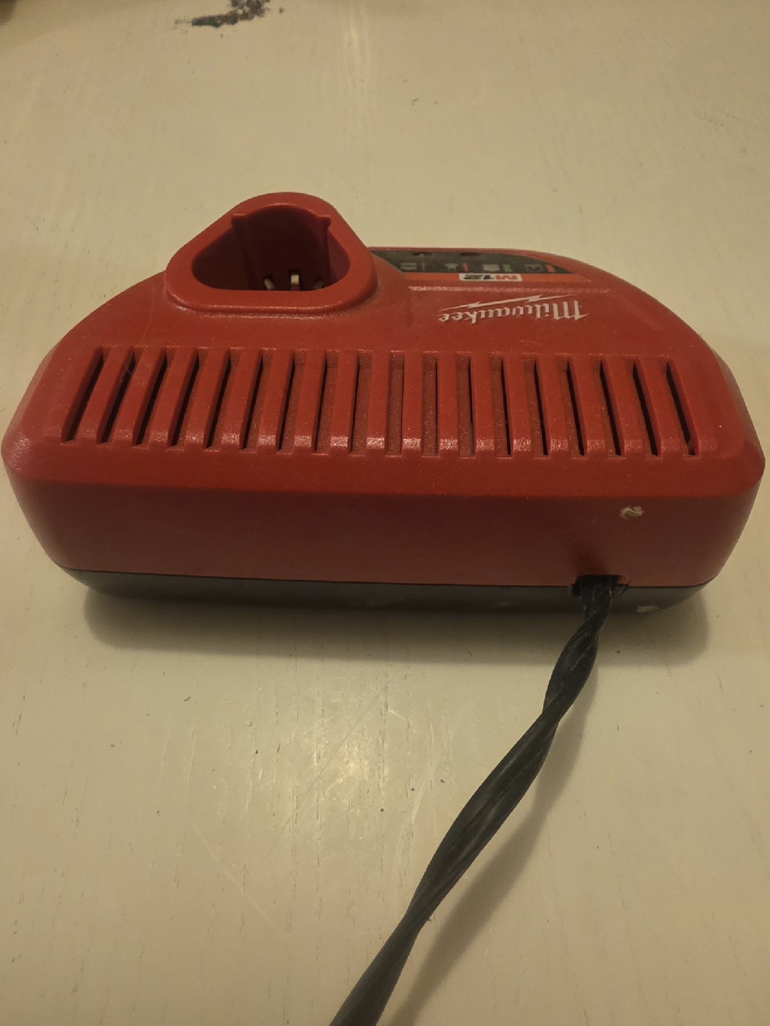 Milwaukee M12 Battery Charger - photo 3