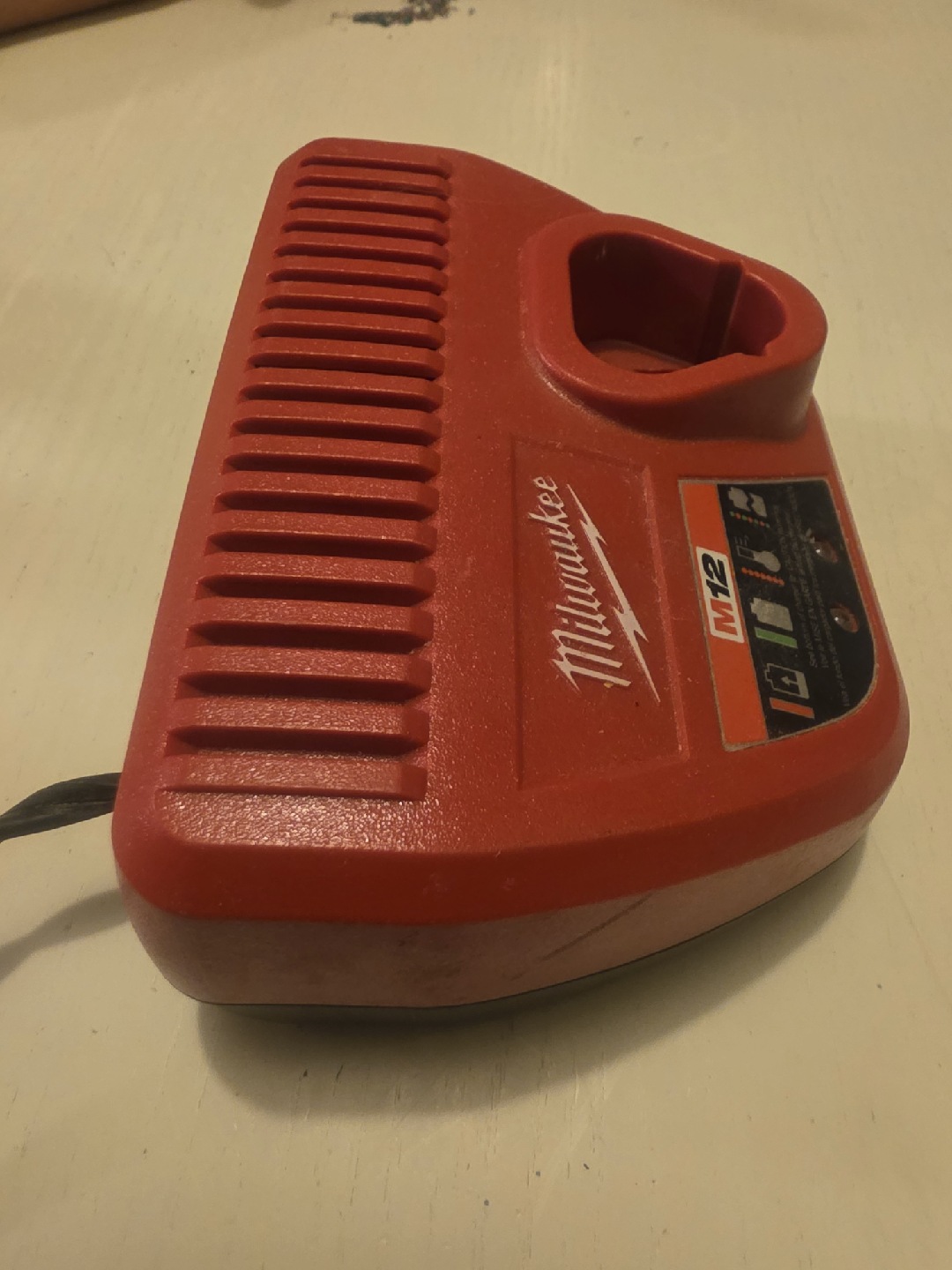 Milwaukee M12 Battery Charger - photo 4
