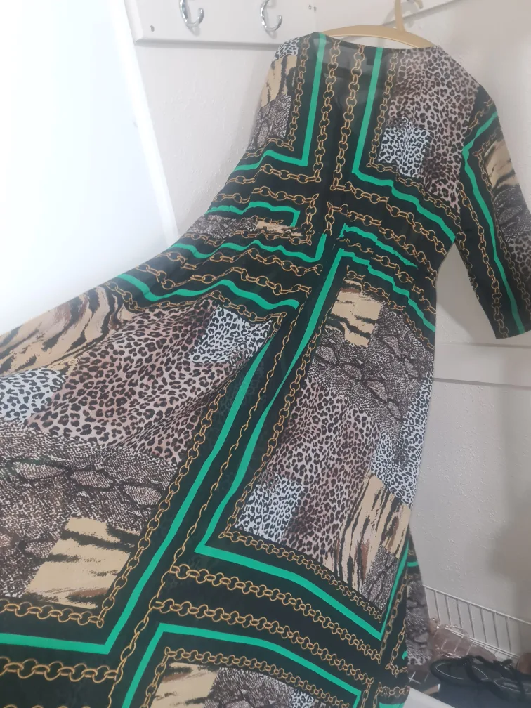 Pre-loved gowns size 16-18 image indicator(7)