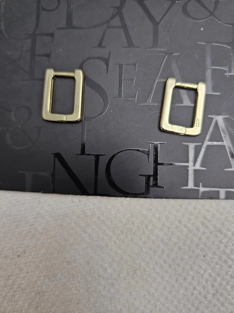 Mejuri Bold Rectangle Hoops - Gold thumbnail