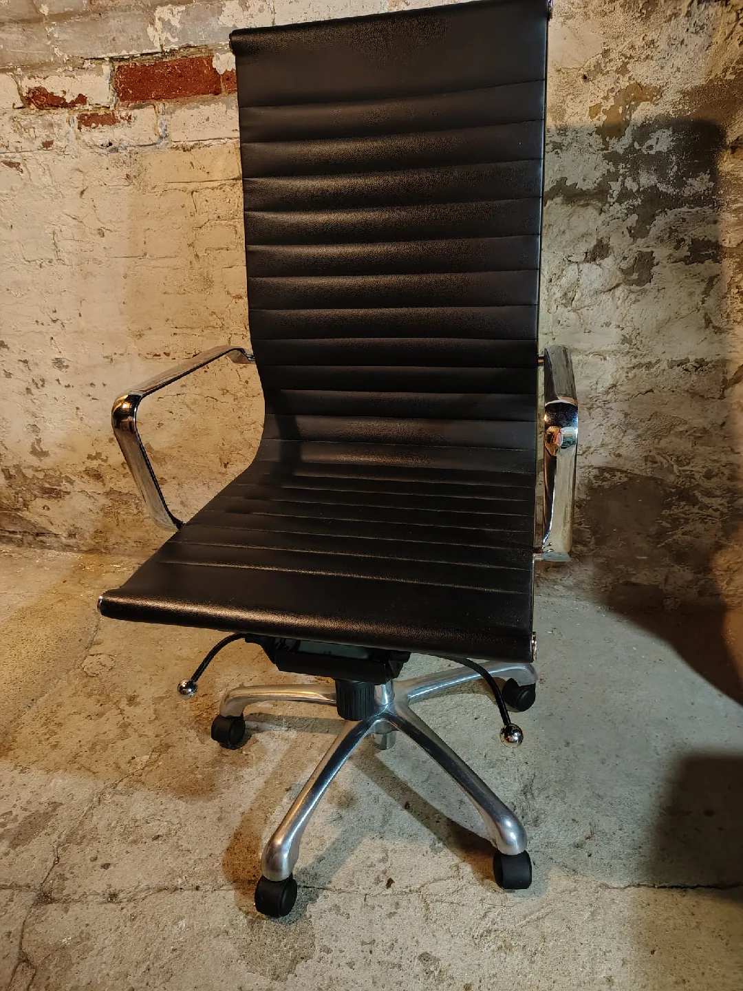 Eames Style Aluminum Group Office Chair – Excellent Condition