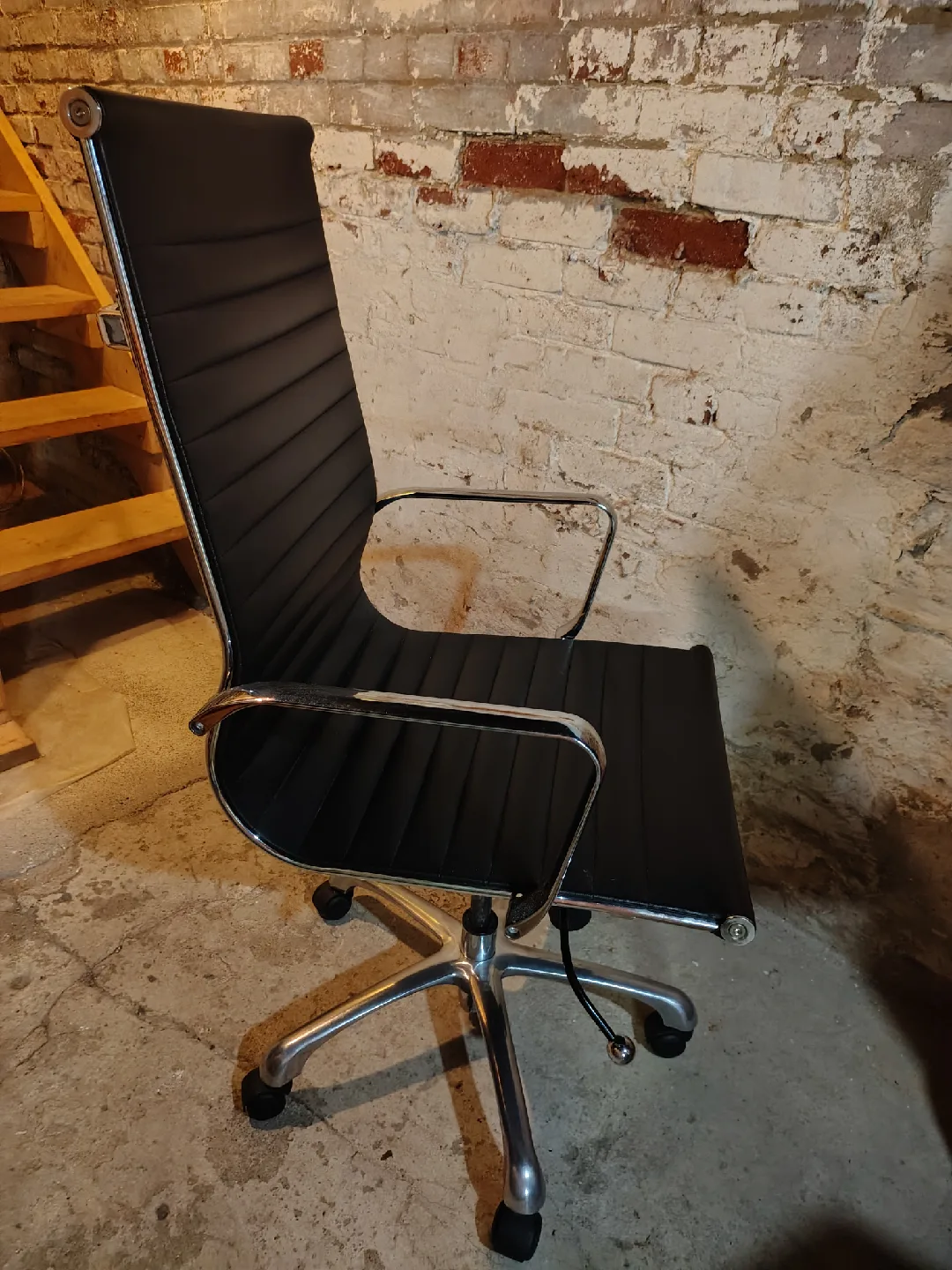 Eames Style Aluminum Group Office Chair – Excellent Condition image indicator(2)