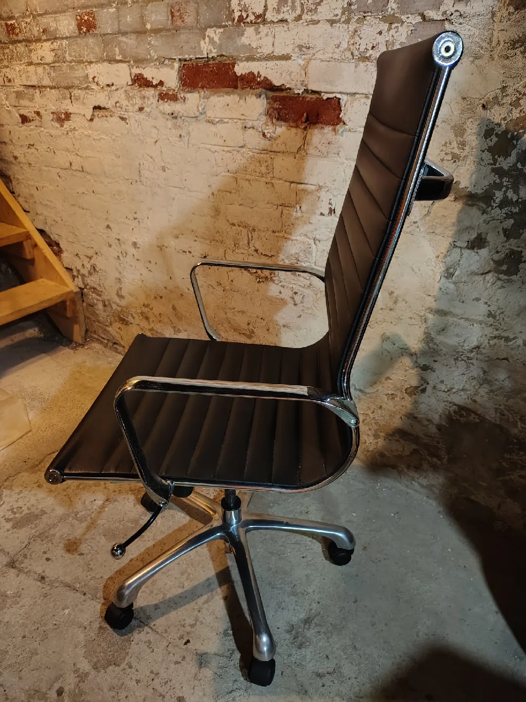 Eames Style Aluminum Group Office Chair – Excellent Condition image indicator(3)