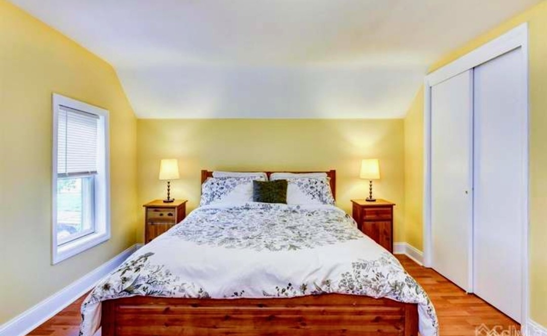 Honey Oak Wood 3 Piece Queen Size Bedroom Set