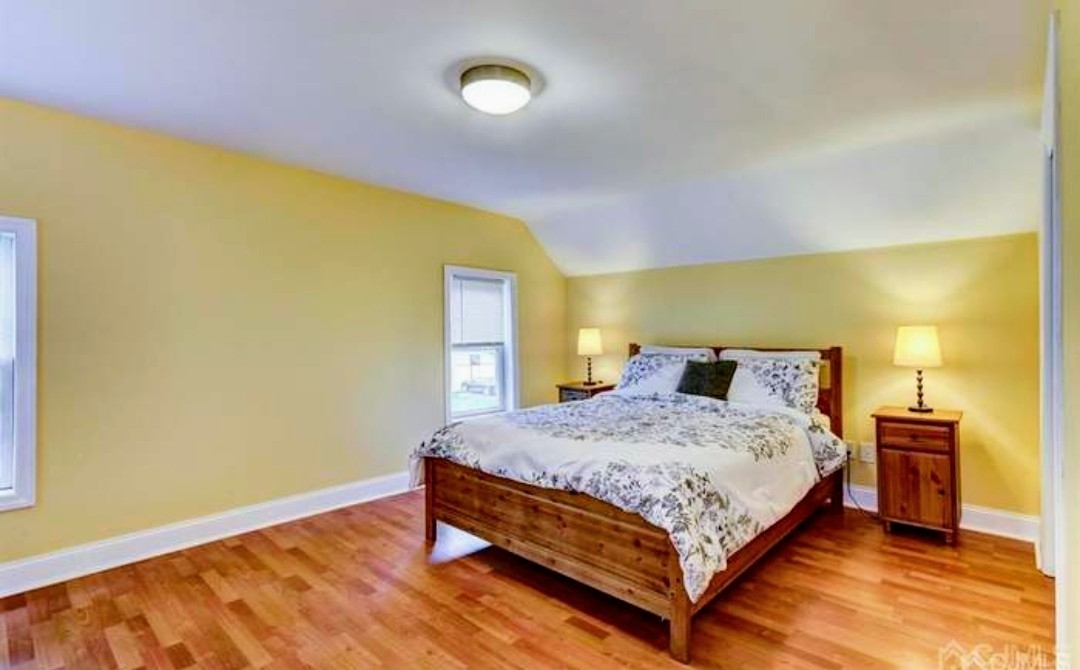 Honey Oak Wood 3 Piece Queen Size Bedroom Set - photo 2