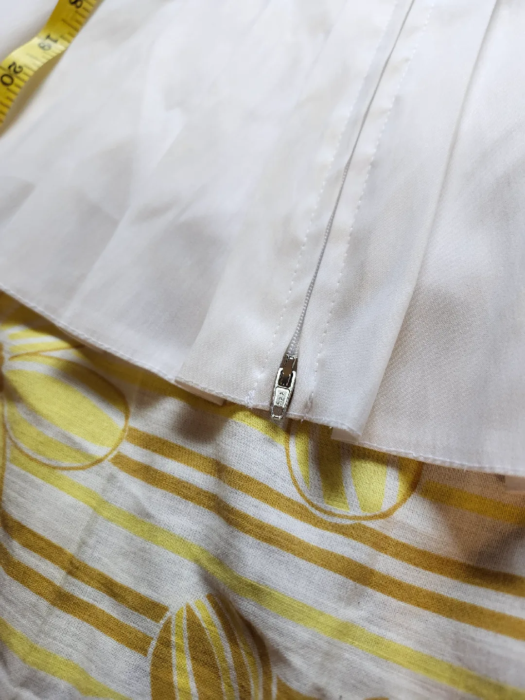 y2k white pleated zip up blouse image indicator(6)