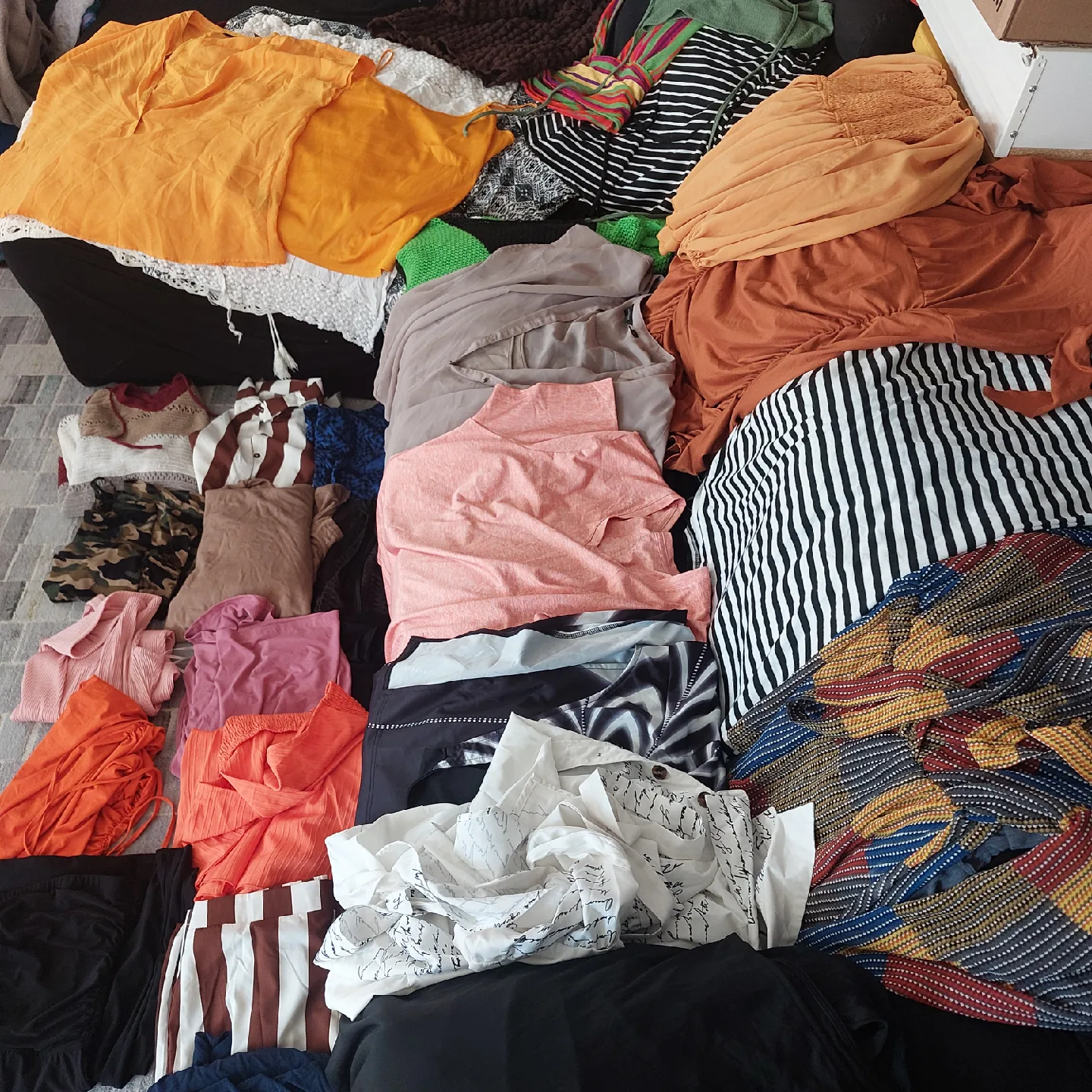 Mixed Lot of Women's Pants, Leggings, tops and dresses image indicator(4)