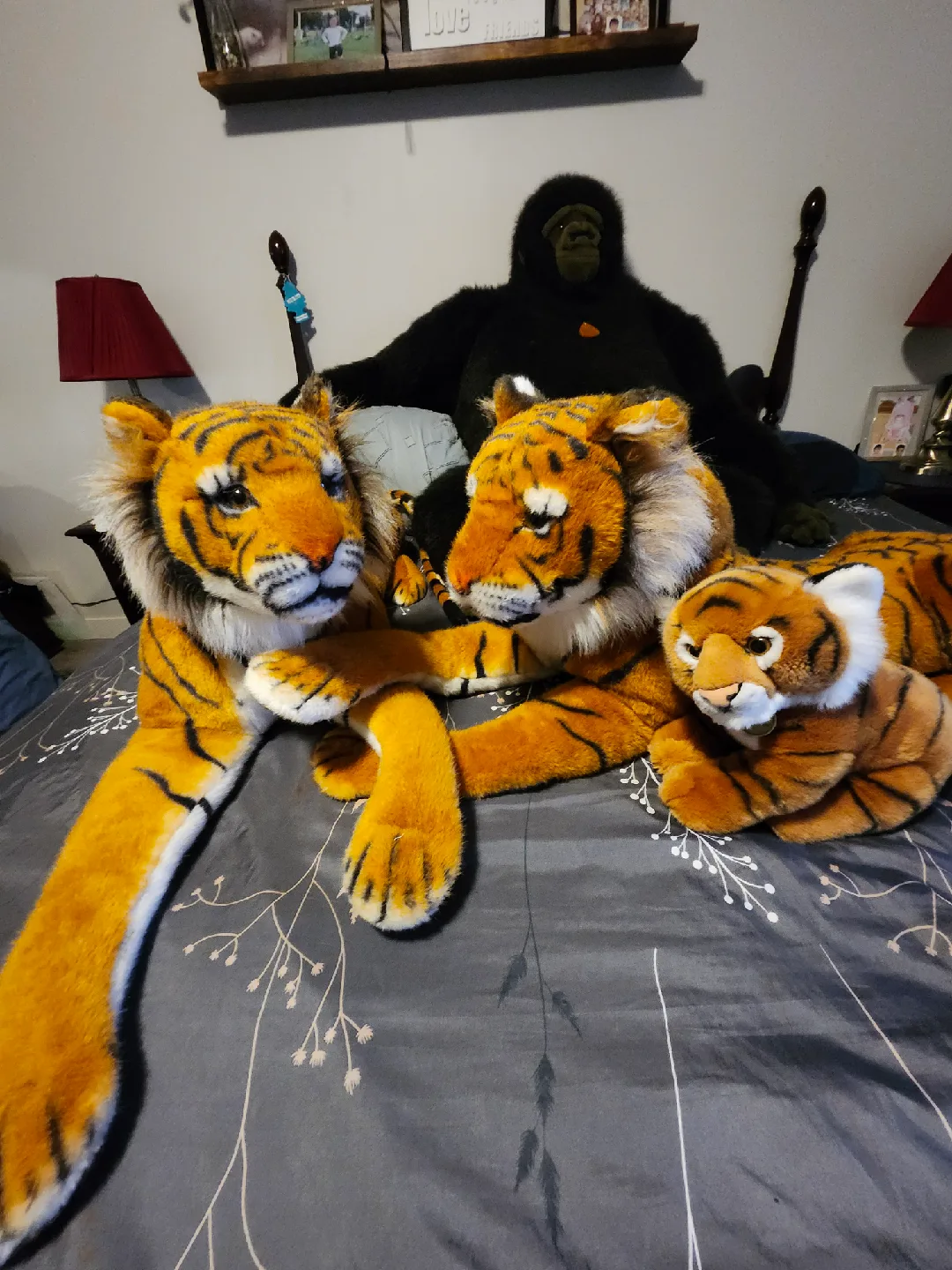 Stuffed Gorilla and Tiger Plush Toys image indicator(4)