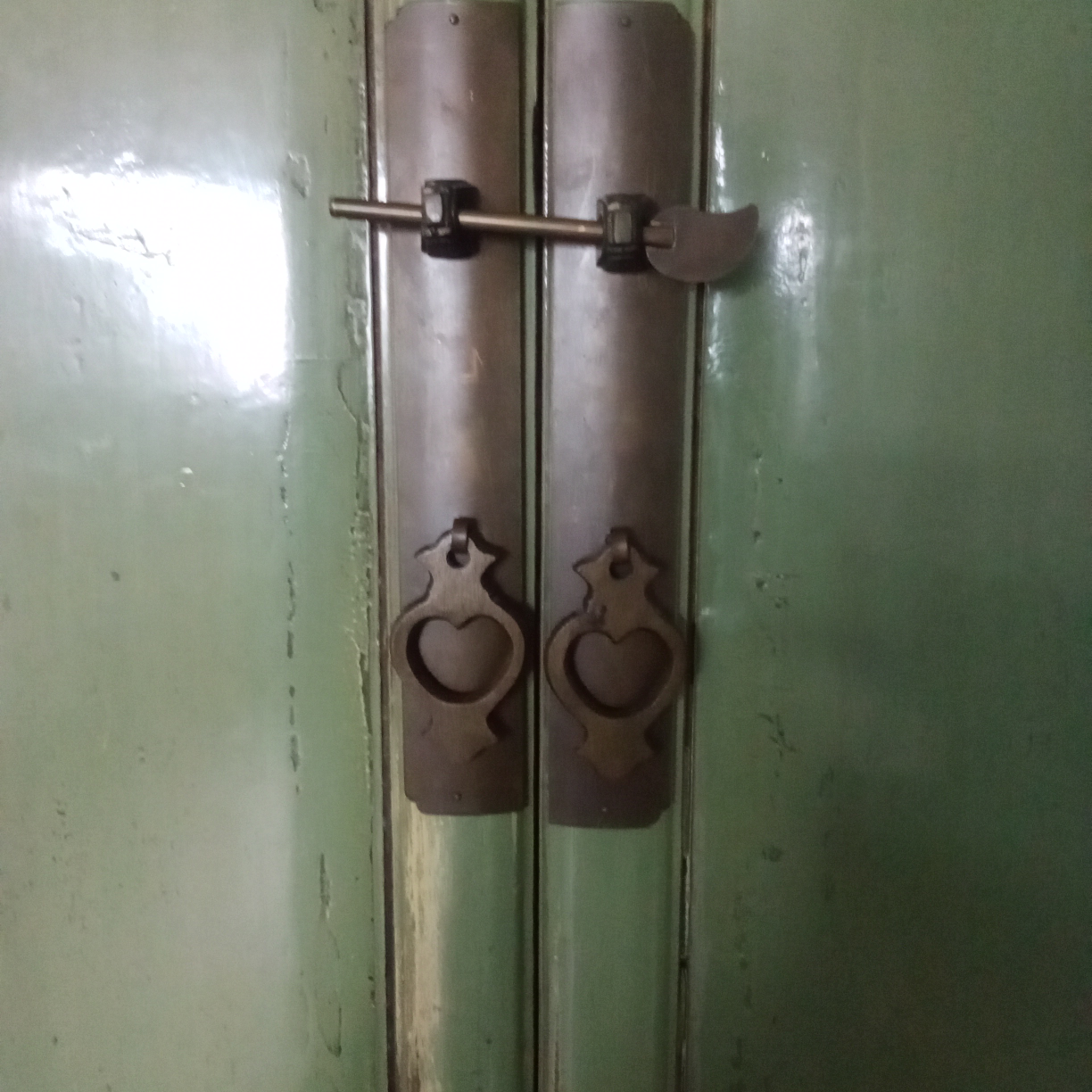 19th century moss green distressed armoire, - photo 5