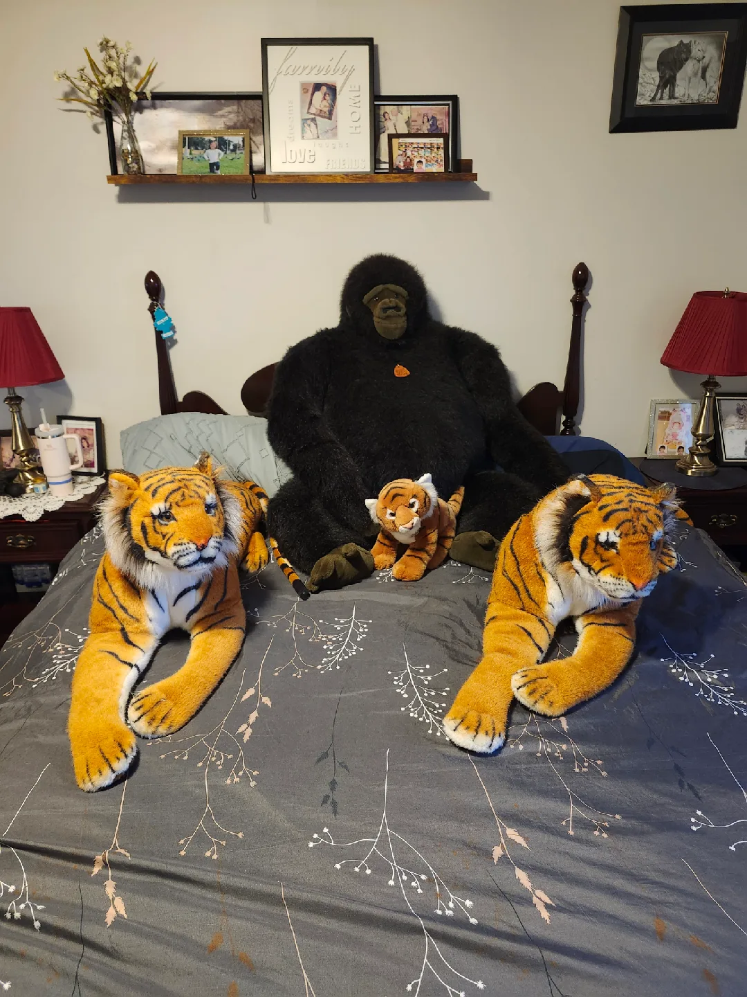 Stuffed Gorilla and Tiger Plush Toys image indicator(8)