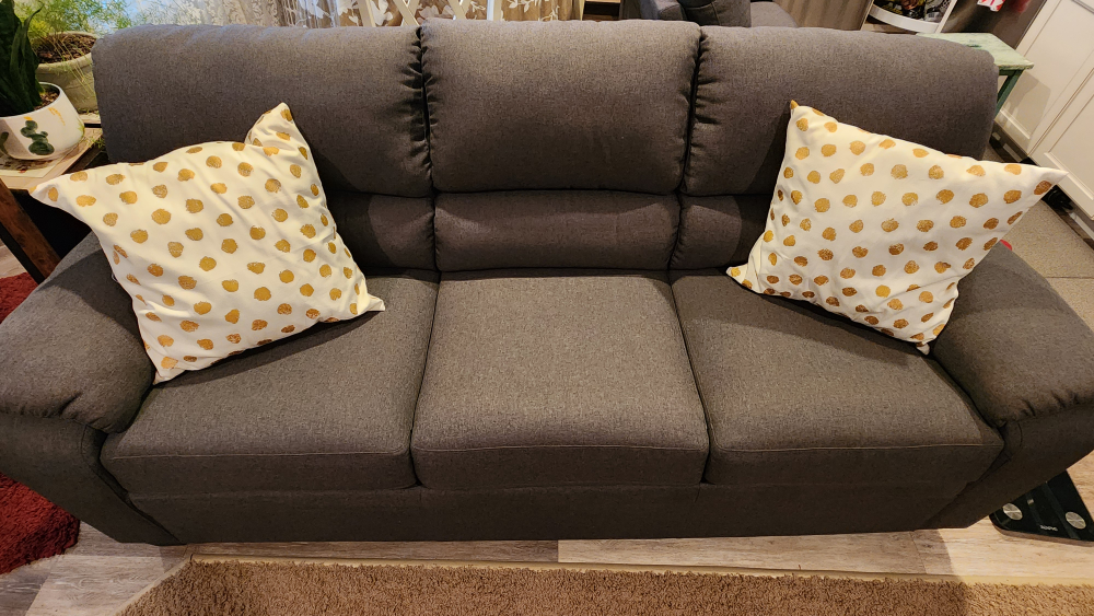 Beautiful matching couch and loveseat - photo 2