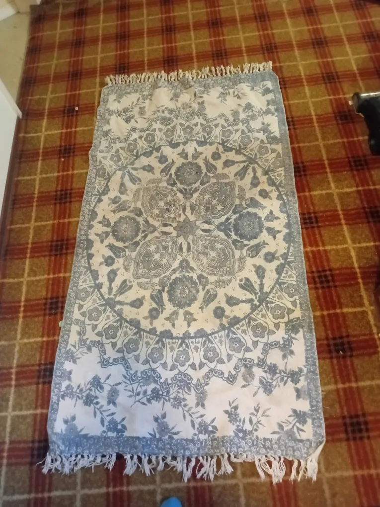 Patterned rug thumbnail