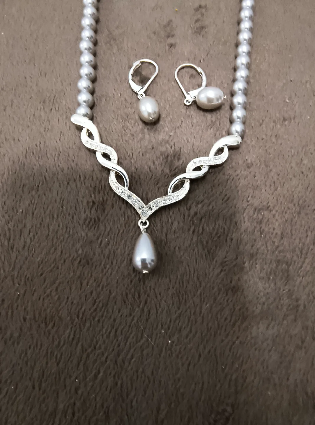 Pearl Necklace and Earrings Set image indicator(3)