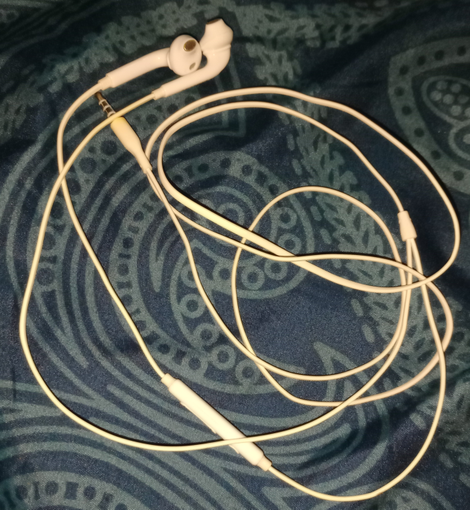 White Wired Samsung Earphones 🧡