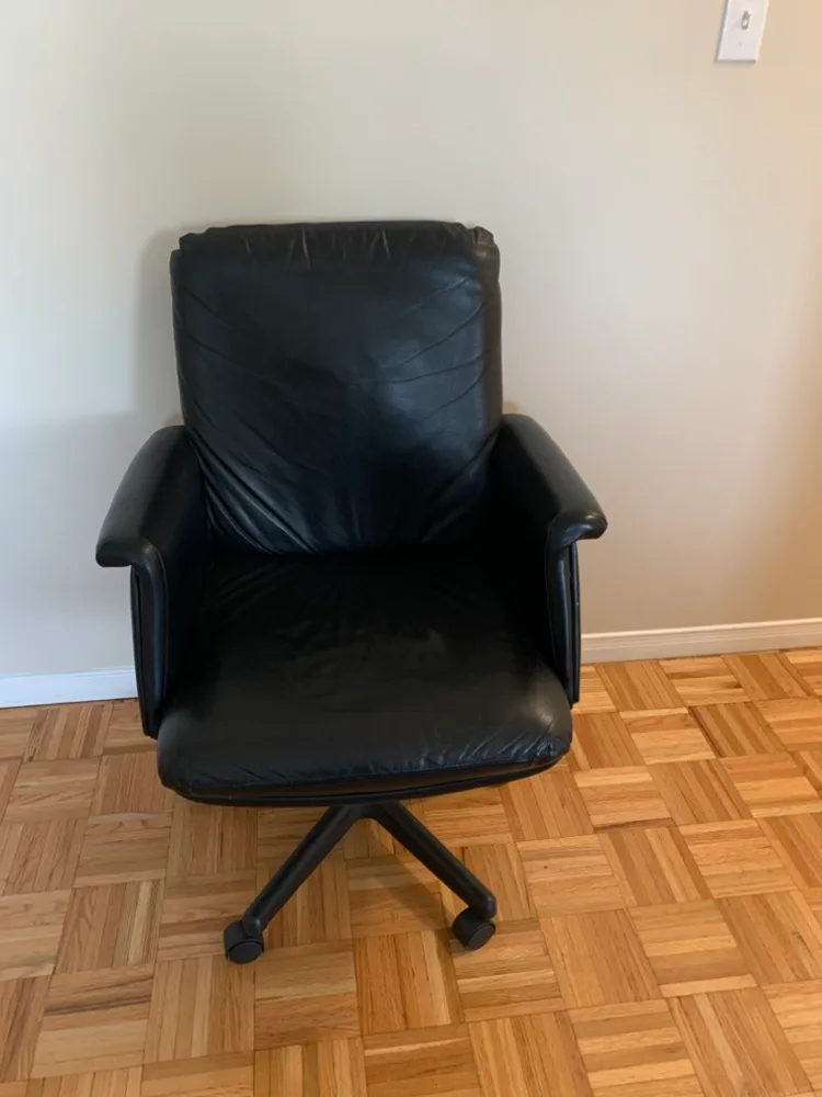 Leather chairs, very comfortable image indicator(3)