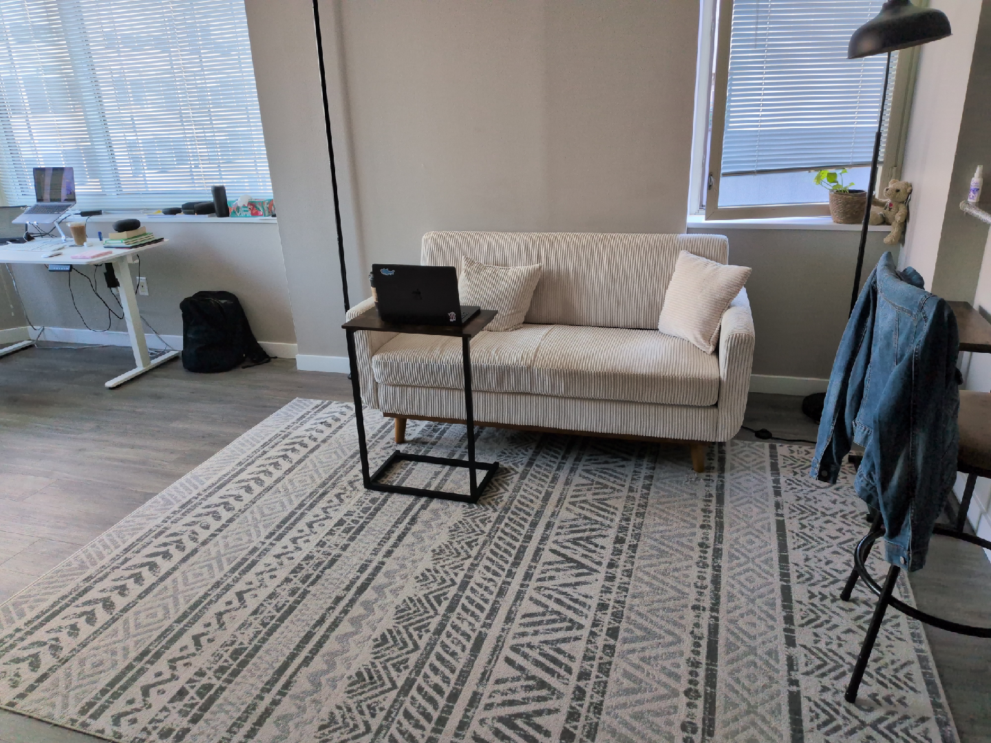Area Rug - Gray/White Pattern