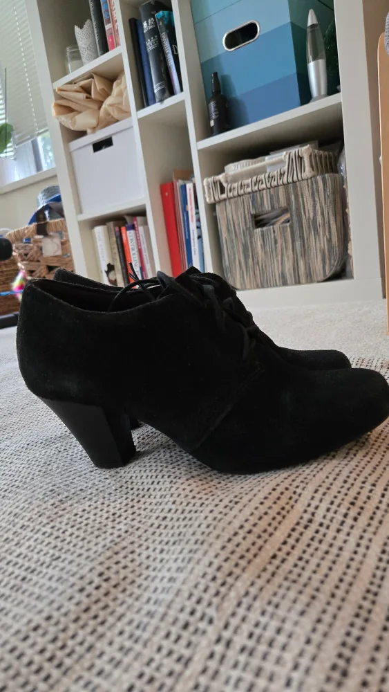 Clark black leather shoes image indicator(2)