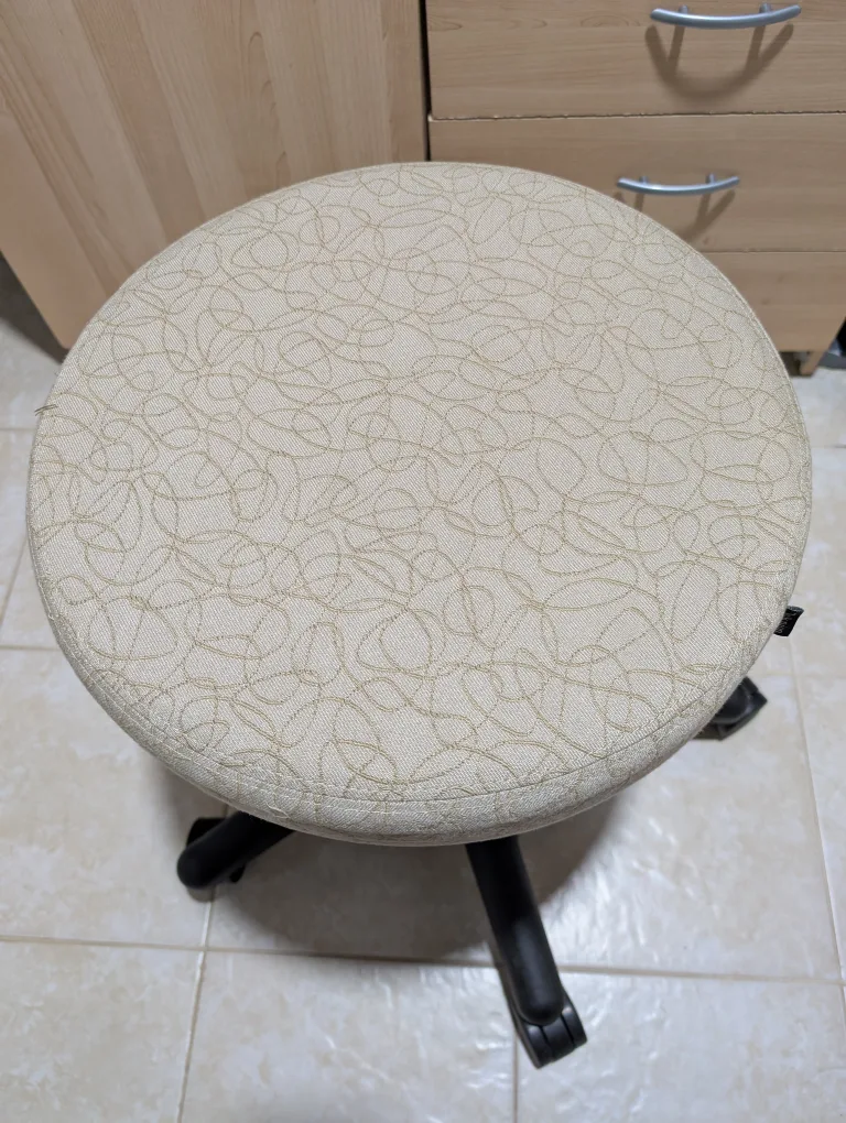 Teknion - Rolling Adjustable Height Spinner Stool image indicator(2)