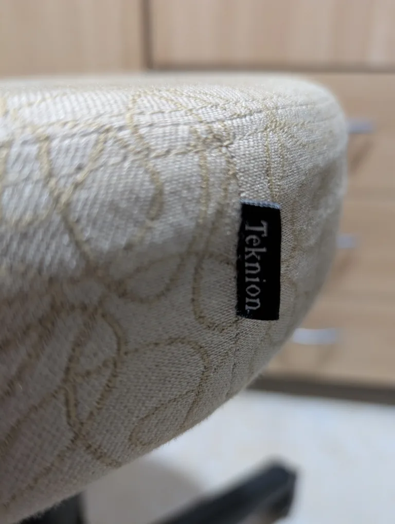 Teknion - Rolling Adjustable Height Spinner Stool image indicator(7)